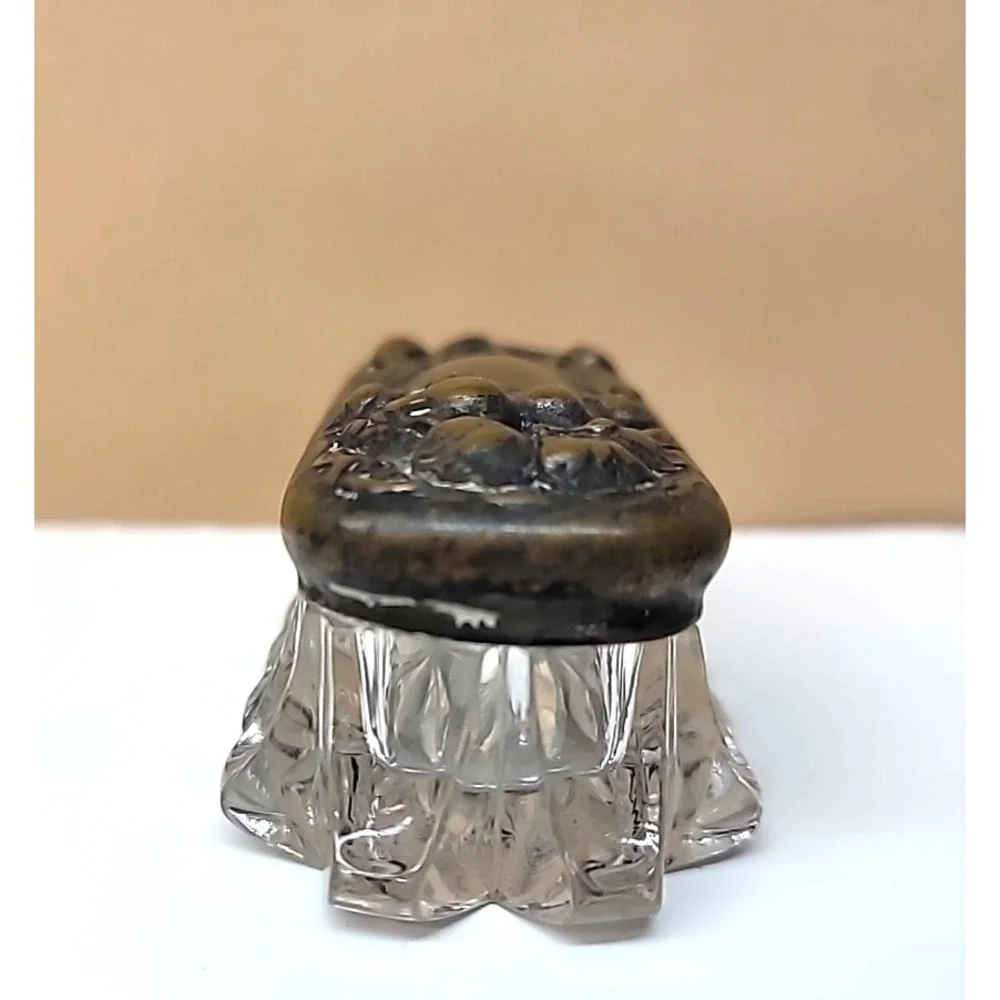 Vtg Clear Crystal Hat Pin/Hair Pin Vanity Box Metal Lid w/Hibiscus Flower
